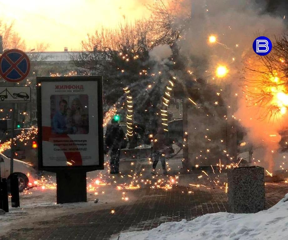 Опасный запуск на тротуаре  Неизвестная девушка подожгла пиротехнику прямо на тротуаре в Новосибирске. Инцидент произошёл около дома № 5 на улице Фрунзе и не на шутку напугал прохожих.   Подробности рассказали очевидцы в соцсетях:  «Зажгла фейерверк на тротуаре, поснимала на телефон и ушла. Заряды летали в прохожих и припаркованные машины!»     Подписаться   Прислать новость