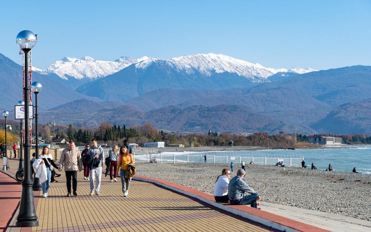 Бархатный сезон в Сочи немного просел а Новый год активно продается Осень в Сочи прошла с меньшей загрузкой отелей чем ожидалось количество самостоятельных туристов снизилось а спрос сместился в сторону санаторно курортных объектов Генеральный директор сочинской компании Росюгкурорт Валерий Сычев отметил что отели были загружены на 25 30 меньше чем год назад в эти же месяцы В целом все прошло нормально хотя ожидали лучшего По его словам в начале осени отели снижали цены и предлагали скидки до 20 чтобы поддержать спрос Генеральный директор компании Ривьера Бэлла Тарасова добавила что самостоятельный турпоток в Сочи немного просел по сравнению с прошлым годом это хорошо заметно по загрузке отелей съемных квартир кафе по количеству туристов на улицах При этом санатории и пансионаты сохраняют устойчивый интерес благодаря понятному бюджету и комплексным услугам В компании Fun Sun зафиксировали противоположную динамику По словам PR директора Ольги Ланской спрос на бархатный сезон вырос на 10 к аналогичному периоду прошлого года Она подчеркнула что осенью туристы выбирали отели с комфортом акциями и развитой инфраструктурой а не только первую линию На новогодние даты продажи идут активнее чем год назад спрос вырос на 25 а гости заранее бронируют отели с праздничными программами и банкетами Все подробности в материале RTN rata ru