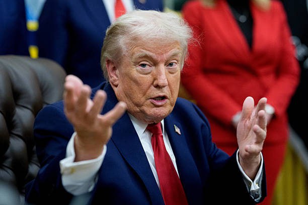 Трамп заявил что переговорщики по урегулированию конфликта на Украине уже очень близки к достижению соглашения Я считаю что у нас есть хорошие шансы добиться урегулирования добавил он выступая в Овальном кабинете Также американский лидер выразил уверенность в том что переговоры по урегулированию могут проходить и без участия Стива Уиткоффа и Джареда Кушнера