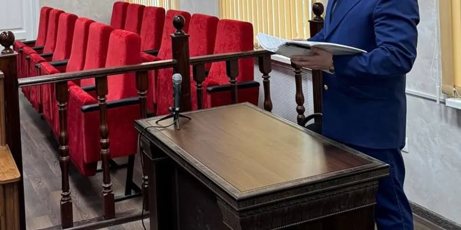 Жительницы Энгельса пытались жестоко отомстить за задержание друга Приговор В Энгельсе Саратовской области вынесли приговор 31 летней и 33 летней местным жительницам за покушение на убийство и похищение девушки которая сообщила властям о местонахождении их разыскиваемого друга Об этом сообщает пресс служба региональной прокуратуры По данным ведомства ночью 30 сентября 2024 года 25 летняя потерпевшая сообщила властям о местонахождении разыскиваемого лица которого незамедлительно задержали сотрудники полиции что не понравилось его друзьям Находясь на улице Проезжая девушку напали две подруги и 28 летний приятель задержанного после чего принялись избивать потерпевшую и угрожать Злоумышленники наносили удары ножом срезали волосы с головы а затем против воли переместили жертву в погреб гаража одного из домовладения где стали удерживать С целью причинения смерти фигуранты отвезли пострадавшую на озеро Став там веревкой и цепью перетянули ей шею и рот связали руки а после сбросили с моста в воду Несмотря на это девушка смогла освободиться и удержаться на плаву Однако злоумышленники не отказались от своих намерений и стали высказывать угрозы забить ее до смерти кирпичом После этого они снова поместили ее в тот же погреб Потерпевшую освободил посторонний человек который вмешался и помог По факту покушения на убийство в связи с выполнением общественного долга совершенного с особой жестокостью группой лиц по сговору возбуждено уголовное дело часть 3 статьи 30 пункты б д ж части 2 статьи 105 УК РФ Подсудимые вину в совершении преступления не признали выдвигали различные версии своей невиновности перекладывая ответственность на мужчину Им назначили наказание по 9 лет лишения свободы отбыванием в исправительной колонии общего режима с ограничением свободы 1 год В отношении 28 летнего фигуранта материалы дела выделены в отдельное производство Подписывайтесь на наш канал в MAX