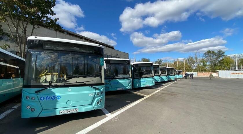 Власти Луганска вскоре опубликуют обновленный проект новой маршрутной сети с целью ознакомления горожан и возможного внесения дополнительных предложений Об этом на встрече с населением сообщила временно исполняющая полномочия главы города Яна Пащенко. «В июле к нам опять приезжает московский специалист, который добавит, дополнит маршрутную сеть. Мы ее опять же опубликуем, так же, как это было, и ждем от вас предложений», — сказала она. Руководитель города подчеркнула, что обновление маршрутной сети произойдет неизбежно. Напомним, новую маршрутную сеть Луганска разрабатывают специалисты Москвы. Она направлена на сокращение времени в пути. Также проект был скорректирован с учетом предложений жителей города.