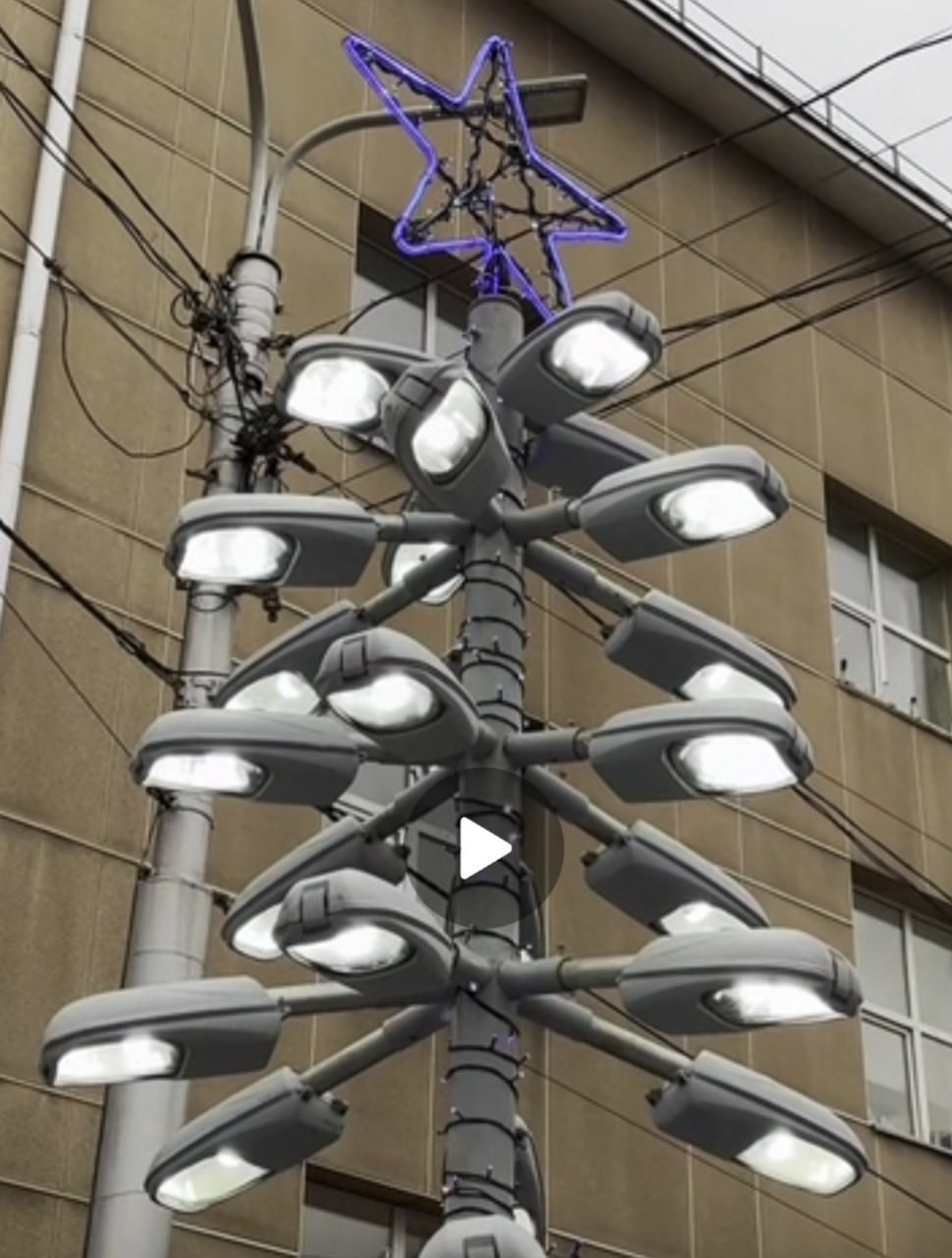 В Уфе появилась арт ёлка созданная из светильников На перекрёстке бульвара Ибрагимова и улицы Пархоменко установили необычную инсталляцию в виде ёлки Её собрали из списанных уличных светильников получившей вторую жизнь Спутник FM Уфимская Волна