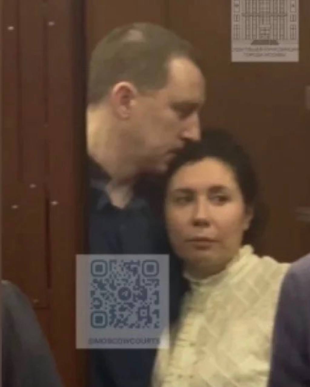 Адвокат просит не изымать у экс мэра Сочи и его жены коллекции дорогих часов и вин Защита бывшего мэра Сочи Алексея Копайгородского и его жены Янины просит суд не изымать коллекции вин и часов в рамках антикоррупционного иска поданного Генеральной прокуратурой РФ Адвокат Елизавета Меткина объясняет это тем что закон 230 ФЗ позволяет обращать в доход государства определённые категории имущества недвижимость транспорт ценные бумаги и цифровые активы но не предметы роскоши Кроме того по словам Меткиной супруга Копайгородского представила доказательства декларации доходов и уплаты налогов как ИП а также дополнительно подтвердила займы и банковское кредитование Генпрокуратура в свою очередь считает что приобретение таких активов не соответствует официальным доходам семьи экс чиновника и указывает на их возможное коррупционное происхождение Иск против Копайгородского и связанных с ним лиц о взыскании имущества на сумму 1 6 млрд руб подан в Хостинский районный суд Сочи В список активов входят 77 объектов недвижимости в Краснодарском крае Ленобласти Санкт Петербурге и Москве включая элитное жилье около Эрмитажа а также пять автомобилей Mercedes денежные средства предметы роскоши наручные часы люксовых брендов и ювелирные изделия Официальные доходы Копайгородского за десять лет госслужбы составили около 16 3 млн руб часть имущества была оформлена на родственников и доверенных лиц а во время обысков найдены более 62 млн руб наличными 40 тыс и 2 1 тыс коллекции элитного алкоголя и часов в том числе экземпляры марок Breguet за 10 млн руб и Patek Philippe Geneve за 14 млн руб ювелирные изделия более чем на 50 млн руб Копайгородский занимал пост мэра Сочи с сентября 2019 го по май 2022 года после чего стал участником военной операции на Украине В сентябре 2024 го его задержали в Луганске доставили в Москву и отправили в СИЗО вместе с супругой   свои фото видео и истории присылайте нашему боту prostokrd bot Подпишись на наш канал в Telegram MAX