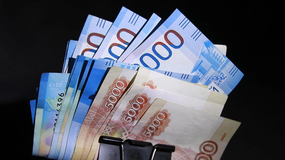 Средняя номинальная заплата в Коми в январе-феврале достигла 88 626 руб. Среднемесячная номинальная начисленная заработная плата в Республике Коми в январе-феврале 2025 г. составила 88 626 руб., увеличившись на 12,5% по сравнению с аналогичным периодом прошлого года. При этом реальная зарплата в регионе выросла на 2,6%, следует из отчета Комитстата. Наибольшую зарплату в Коми предлагают работникам в следующих сферах: Добыча нефти и газа — 172 182 руб. +16,4% ; Добыча полезных ископаемых — 153 979 руб. +14% ; Сухопутный и трубопроводный транспорт — 129 616 руб. +12,3% ; Транспортировка и хранение — 116 778 руб. +13,1% . Самые низкие средние номинальные зарплаты за первые два месяца 2025 г. зафиксированы у работников гостиниц и предприятий общественного питания – 53 248 руб., а также в оптовой торговле, кроме торговли автотранспортными средствами и мотоциклами – 54 121 руб. : Максим Стулов / Ведомости Подпишитесь на «Ведомости Северо-Запад»