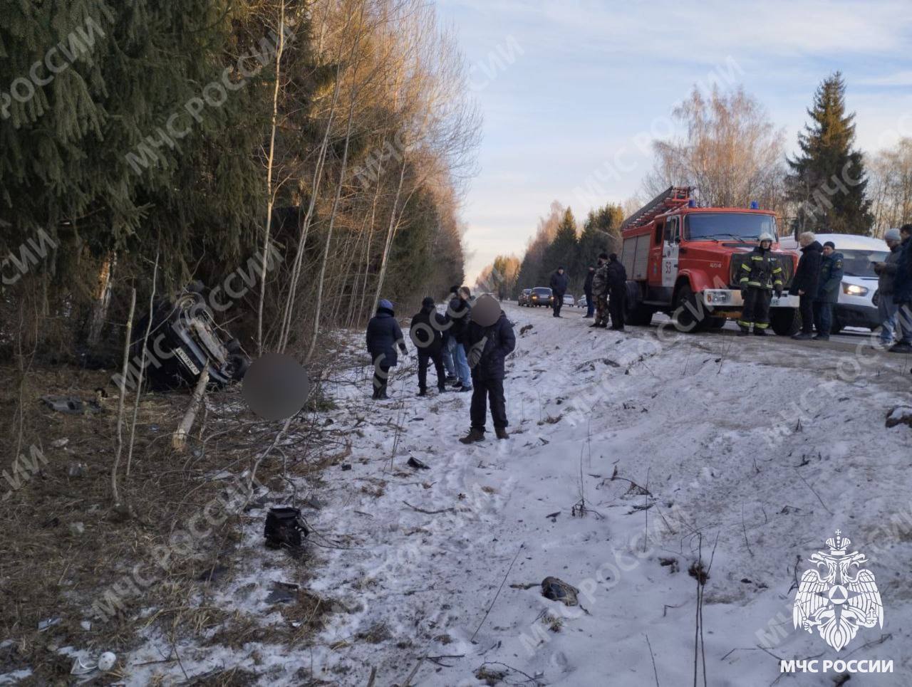 Сегодня сотрудники МЧС России ликвидировали последствия ДТП в районе населенного пункта Коньково Старицкого МО, где произошел съезд в кювет легкового автомобиля.     По предварительной информации в результате ДТП есть пострадавшие  взрослые , один человек погиб.   МЧС Тверской области напоминает:  соблюдай дистанцию и скоростной режим во время движения;  не отвлекайся при вождении;  не совершай резких маневров.    Ваша безопасность - ваша ответственность!