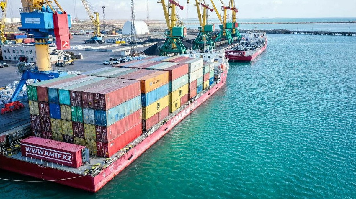 Казмортрансфлот увеличил контейнерные перевозки по Каспию на 15 за год Дочерняя компания КМГ нарастила объем контейнерных перевозок по Каспийскому морю до 59 4 тысячи ДФЭ в 2025 году передает ArbatMedia Речь идет о работе Казмортрансфлота на фидерной линии Актау Баку Актау которая остается одним из ключевых морских звеньев в перевозках через Каспий По данным компании результат 2025 года превысил показатели 2024 го тогда по этому направлению было перевезено 51 4 тыс ДФЭ Таким образом рост составил более 15 В компании отмечают что увеличение объемов связано с ростом спроса на перевозки по Транскаспийскому международному транспортному маршруту Наращивание перевозок как подчеркивается укрепляет роль Казмортрансфлота в обеспечении стабильной морской логистики расширении экспортно транзитных направлений и развитии мультимодальных перевозок между Азией и Европой Прислать новость