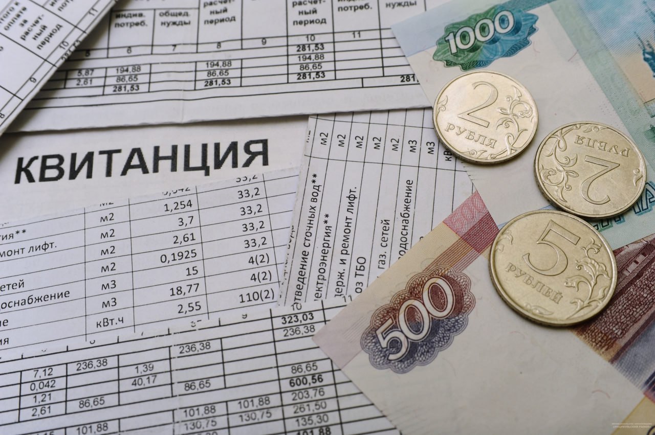 В Благовещенске ресурсоснабжающая организация выплатит двоим пенсионерам компенсацию морального вреда в связи с длительным отсутствием водоснабжения    Прокуратура г. Благовещенска провела проверку исполнения законодательства в сфере жилищно-коммунального хозяйства.  Установлено, что в сентябре 2024 года организацией допускались нарушения законодательства в части предоставления коммунальных услуг надлежащего качества жильцам многоквартирного дома.  Две жительницы многоквартирного дома в силу преклонного возраста и наличия инвалидности обратились к прокурору города с заявлениями о взыскании с ресурсоснабжающей организации компенсации морального вреда, указав на то, что длительный период времени были лишены возможности получения коммунальной услуги надлежащего качества, что привело к нарушению их прав и законных интересов как потребителей, неблагоприятно отразилось на уровне их жизни и повлекло причинение нравственных страданий.    Прокурор города обратился в Благовещенский городской суд с исковым заявлением о взыскании с ресурсоснабжающей организации компенсации морального вреда в пользу пенсионерок.    Судом требования прокурора удовлетворены, с ресурсоснабжающей организации взыскано в качестве компенсации морального вреда 13 тысяч рублей.