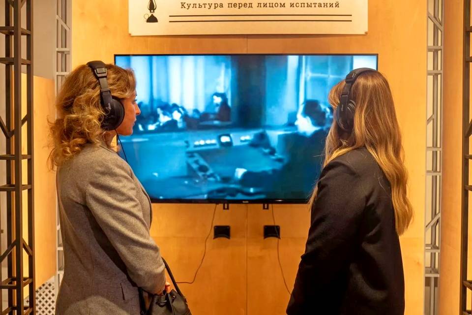 В Волгограде заработала выставка «Культура для Победы» Увидеть выставку можно до 10 мая. В Волгоградской областной научной библиотеке имени М. Горького открылась выставка «Культура для Победы», посвящённая вкладу деятелей культуры в победу в Великой Отечественной войне. Об этом сообщают «Городские вести» со ссылкой на облкомкультуры. Открытие прошло в формате театрального перформанса, рассказывающего о судьбе актёра Ивана Никулина и других культурных деятелей, выступавших перед бойцами. Экспозиция включает архивные документы, произведения искусства и мультимедийные материалы. Героями стали более 50 деятелей, в том числе Екатерина Медведева, Виктор Клюкин и Василий Коротеев. Выставка будет работать до 10 мая и представлена в Волгограде, Ростове-на-Дону, Липецке, Туле, Якутске и Тюмени. Проект поддержан Президентским фондом культурных инициатив.
