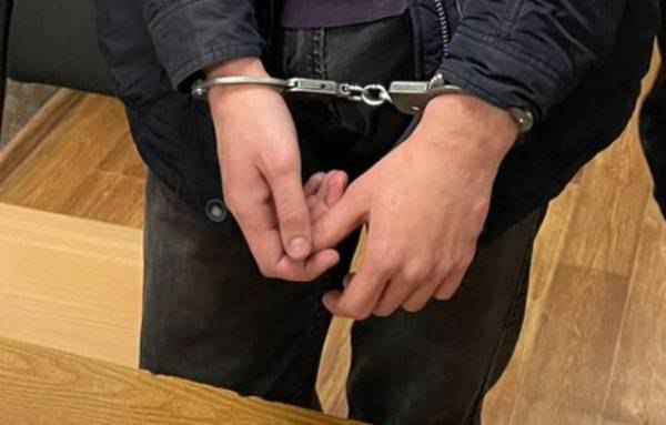 В Челябинске задержали мужчину, который украл золотую цепочку у велосипедиста Инцидент произошёл в Металлургическом районе города, когда потерпевший катался во дворе дома на улице Жукова. Неизвестный сорвал с его шеи золотое украшение стоимостью 24 тысячи рублей. Как сообщили в пресс-службе ГУ МВД России по Челябинской области, потерпевший сразу обратился в полицию. «Сотрудники оперативно прибыли на место, опросили свидетелей и составили ориентировку. Благодаря слаженной работе патрульных служб и уголовного розыска подозреваемого удалось быстро задержать», – отметили в областной полиции. Злоумышленником оказался 34-летний местный житель с криминальным прошлым. На допросе он признался, что заметил цепочку, когда велосипедист упал, и решил её украсть. После кражи мужчина сдал украшение в ломбард. Сейчас украшение изымают, чтобы вернуть владельцу. В отношении мужчины возбудили уголовное дело, он находится в изоляторе временного содержания. URALPRESS.RU