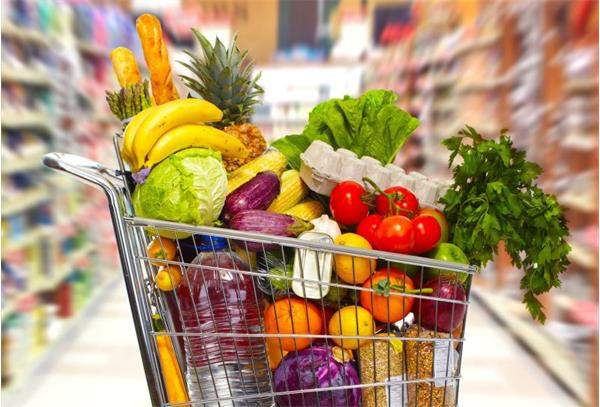 В Тюменской области немного подешевела продуктовая корзина  В июне средняя стоимость продуктового набора составила 8800 рублей — это на 200 рублей меньше, чем в мае. Причина — снижение цен на сезонные товары: картофель подешевел с 111 до 93,8 ₽, огурцы — со 160 до 128 ₽, молоко — с 94 до 91 ₽.  Но не всё так радужно: свинина и мука наоборот подорожали. Килограмм мяса теперь стоит 397 ₽  было 392 , мука — 59,5 ₽  было 57 . Сахар остался на прежнем уровне — 75 ₽.