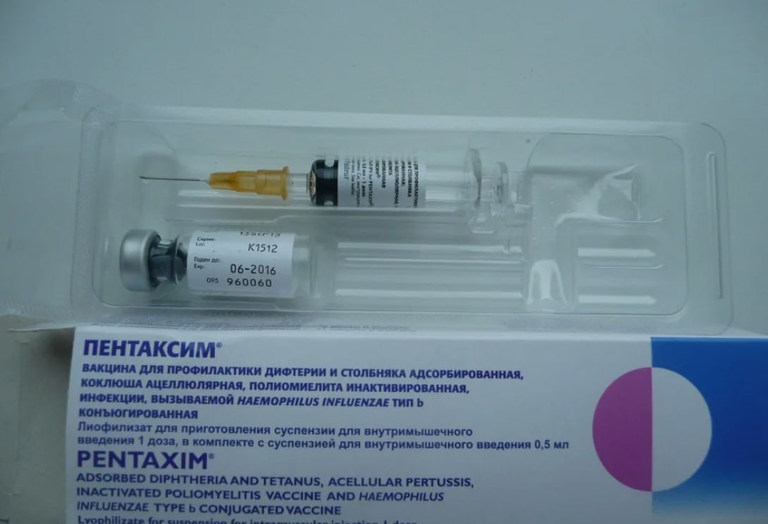 Родители пока не могут сделать прививку от опасных заболеваний своим детям из-за отсутствия вакцины. Сейчас в больницах региона нет вакцины «Пентаксим». Белгородка рассказала, что не смогла добиться прививки своему 9-месячному ребёнку в госбольнице Валуек, а позвонив в платную поликлинику, ей сказали, что вакцина есть. Она попросила объяснить, почему не может сделать прививку по ОМС. На это главврач Валуйской больницы ответил, что сейчас подобная проблема во всех госучреждениях области, сейчас препарат только закупают. И действительно, с такой же проблемой столкнулись и в Белгородском районе, о чём рассказали сами родители. «Поставка в ОГБУЗ „Белгородская ЦРБ“ ожидается. Списки детей, подлежащих вакцинации, сформированы. При поступлении вакцины в ОГБУЗ „Белгородская ЦРБ“, ваш ребёнок будет приглашен для вакцинации», — ответил другой жительнице главврач Олег Замулин. Подписаться Написать нам