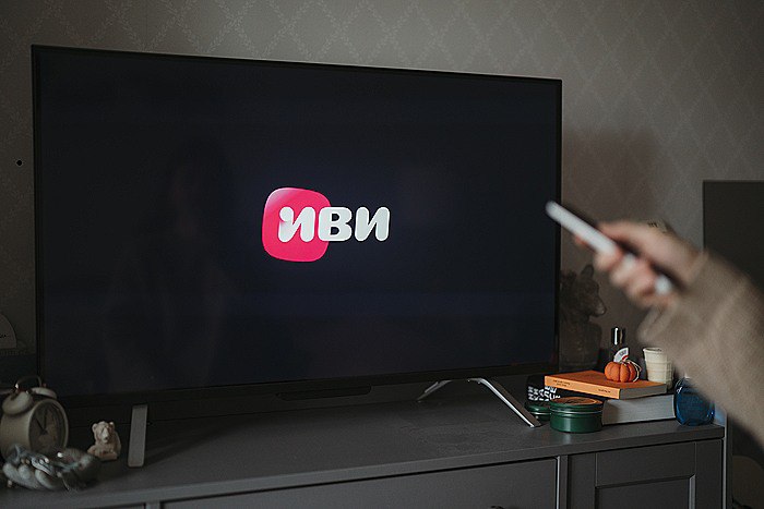 ВТБ вышел из капитала онлайн-кинотеатра Ivi, сообщил журналистам глава ВТБ Андрей Костин в кулуарах ПМЭФ-2025. По его словам, банк владел миноритарной долей - около 15%. Закрытие сделки по выходу из актива произошло "недавно", сказал он. Другие параметры сделки он не уточнил. Фото: Михаил Гребенщиков/РБК/ТАСС