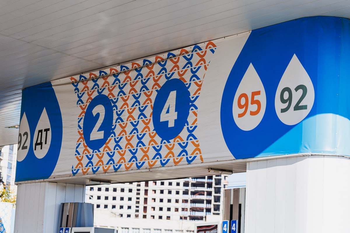 Самый дешевый бензин в России продают в Челябинской области Челябинская область оказалась в топ 30 регионов страны по доступности бензина ей досталась 27 строчка На одну среднюю зарплату житель Южного Урала может купить 1201 литр марки АИ 92 При этом цена на это топливо в регионе самая низкая в России Стоимость бензина марки АИ 92 в Челябинской области выросла на 11 2 за год и в декабре составила 57 4 рубля за литр это самая низкая цена в стране Чуть дороже заправка машин обходится жителям Курганской и Омской областей где это же топливо стоит 57 43 и 57 77 рубля за литр А самый дорогой бензин в России продают в Камчатском крае Сахалинской и Магаданской областях где его оценивают в 80 1 77 48 рубля за литр При этом по доступности бензина лидером стала Москва На одну среднюю зарплату жители столицы могут приобрести 2528 литров марки АИ 92 Следом в рейтинге разместились Чукотский и Ямало Ненецкий автономные округа где можно себе позволить 2463 и 2436 литров топлива на зарплату