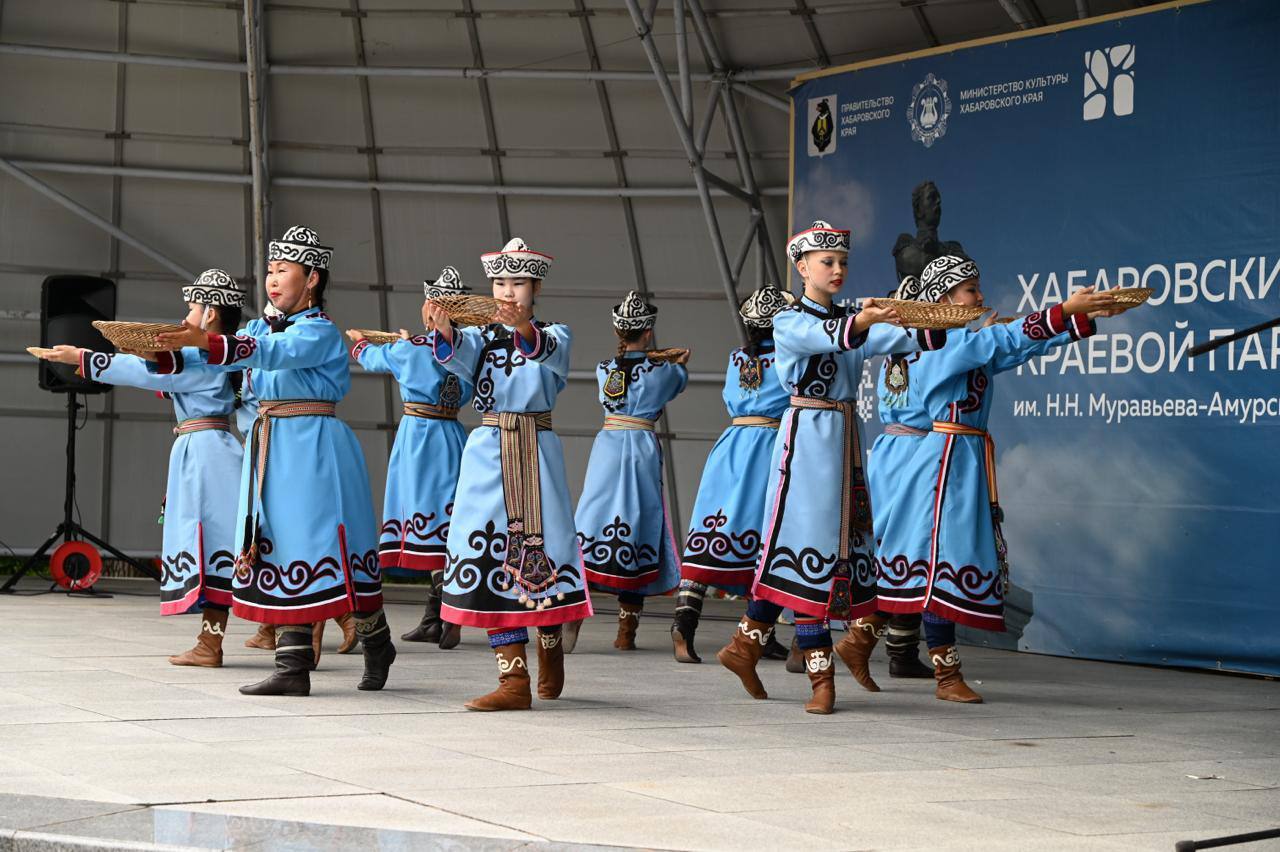 В Международный день коренных народов мира в Хабаровске состоялся фестиваль ульчской культуры.    Мероприятие включило в себя презентацию книги Вальдю В.С. и других ульчских авторов, дегустацию блюд национальной кухни, дефиле традиционной одежды от национального ансамбля "Гива", мастер-классы, национальные игры и чтения амурских сказок.  Старт фестиваля был дан в музее имени Н.И. Гродекова открытием выставки "Булава: наследие и наследники", на которой представлено богатое разнообразие ульчской культуры:   Искусная резьба по дереву, нашедшая отражение в утвари, ритуальных предметах и скульптурах   Сплетенные из бересты и лозы бытовые предметы, украшенные резным орнаментом   Одежда и аксессуары из рыбьей кожи, созданные при помощи уникальной технологии обработки кожи рыб  чаще всего кеты, сазана    Текстильные ковры именитых ульчских мастериц, некогда украшавшие ульчские дома    Отметим, что выставка будет работать до 30 ноября 2025 года.