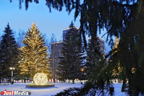 В ЦПКиО на месте центрального фонтана начали устанавливать главную елку. В этом году она будет украшена новыми элементами декора. Также в парке начали заливать каток, но, когда его откроют, неизвестно. Все будет зависеть от погоды.   «В ближайшие пару недель соберём и украсим зимнюю красавицу. Из-за погоды только сейчас удалось начать заливку катка. Будем надеяться, что плюсовые температуры не вернутся, и у нас получится подготовить хороший, качественный лёд. Ориентировочно, этот процесс займёт около двух недель», — сообщается в группе парка в VK.