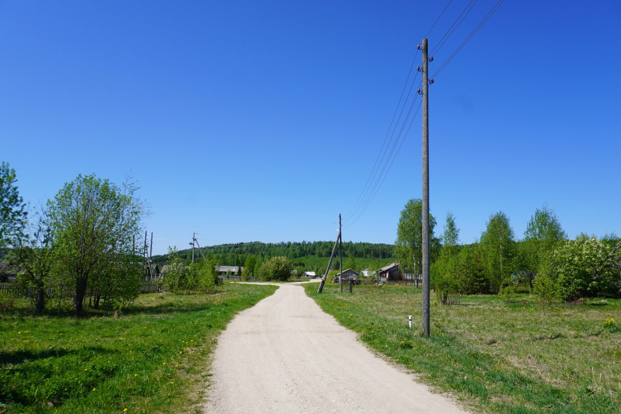 Губернатор Архангельской области Цыбульский рассказал о реализации программы комплексного развития сельских территорий Общий объем финансирования госпрограммы в прошлом году составил 1 8 млрд рублей отметил губернатор Архангельской области Александр Цыбульский До 2027 года на реализацию проектов по КРСТ направим 3 7 млрд рублей В 2025 году благодаря программе Комплексное развитие сельских территорий построено и модернизировано 22 объекта социальной и инженерной инфраструктуры в восьми муниципалитетах Поморья За последние пять лет благодаря госпрограмме в регионе построено и отремонтировано 49 объектов коммунальной и социальной инфраструктуры 11 в сфере культуры 15 в образовании 7 спортивных объектов 1 объект здравоохранения и 15 объектов коммунальной инфраструктуры Построено и реконструировано 26 км сельских дорог реализовано 67 местных инициатив по благоустройству Так благодаря активному участию Поморья в КРСТ удалось построить новое здание терапевтического отделения в Красноборске школу в поселке Шалакуша Няндомского округа спортивный комплекс с универсальным игровым залом в Няндоме Дом культуры в поселке Талаги и социально культурный центр в Лайском Доке Приморского округа Кроме того в Лайском Доке и селе Черевково Красноборского округа появились новые детские сады Большой объем работ выполнен в поселке Октябрьский Устьянского округа где на средства КРСТ проведена масштабная реконструкция капитальных очистных сооружений Среди важных мероприятий КРСТ по развитию дорожной инфраструктуры сельских территорий строительство автомобильной дороги от трассы Северодвинск Онега к селу Ненокса реконструкция 12 километрового участка дороги Усть Ваеньга Осиново Фалюки в Виноградовском округе реконструкция автомобильной дороги у села Благовещенское Вельского округа