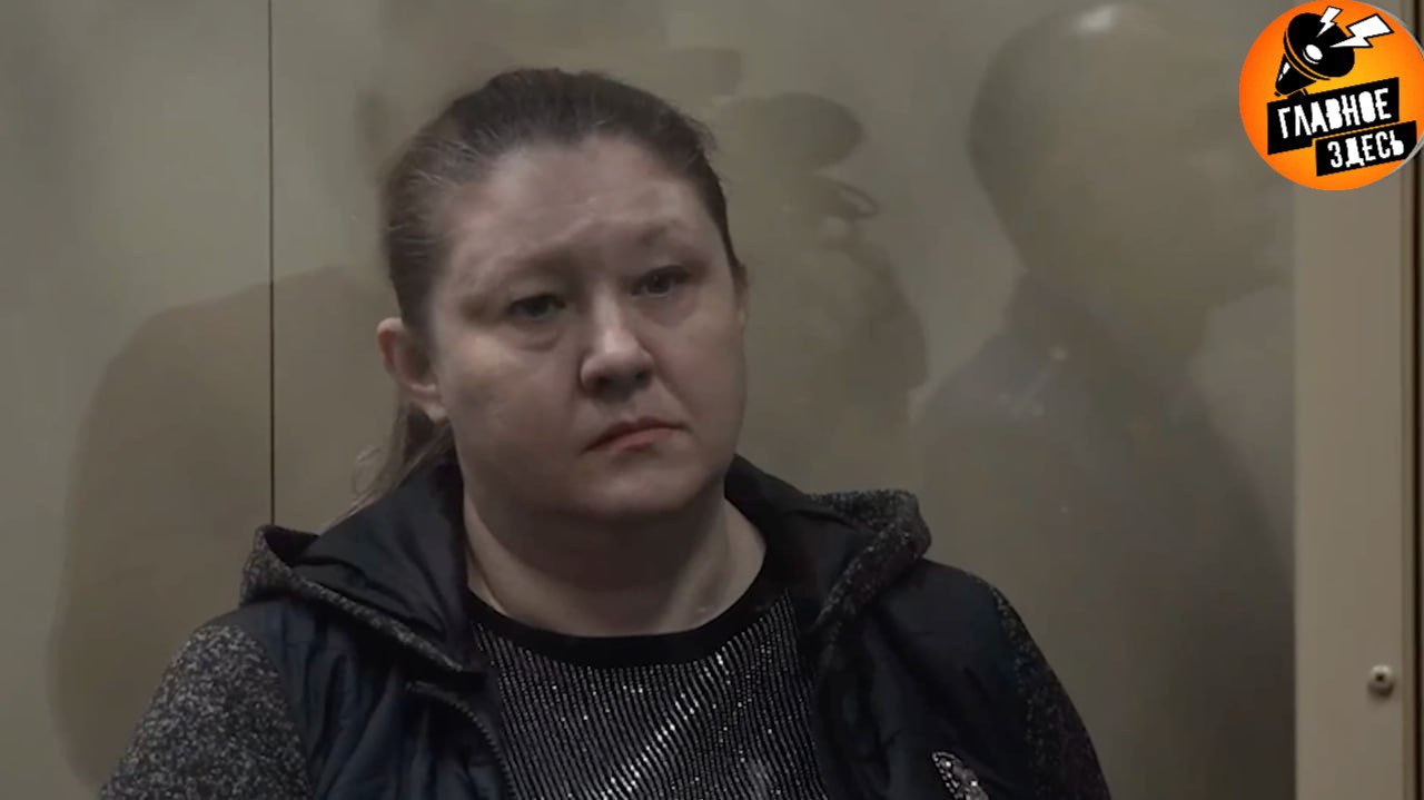 Пыталась отравить коллег работница хлебозавода в Краснодаре проведет за решеткой 21 год Женщина заранее спланировала убийство нескольких сотрудников предприятия предложив им лекарство в высокой концентрации Двое пострадавших скончались Кроме того с телефона одной из жертв преступница написала сообщение директору хлебокомбината с просьбой о помощи Когда та приехала работница сковала ее наручниками и принялась душить Женщине удалось выжить Приговор уже объявлен судом и пока не обжалован сторонами Главное здесь Подписывайтесь