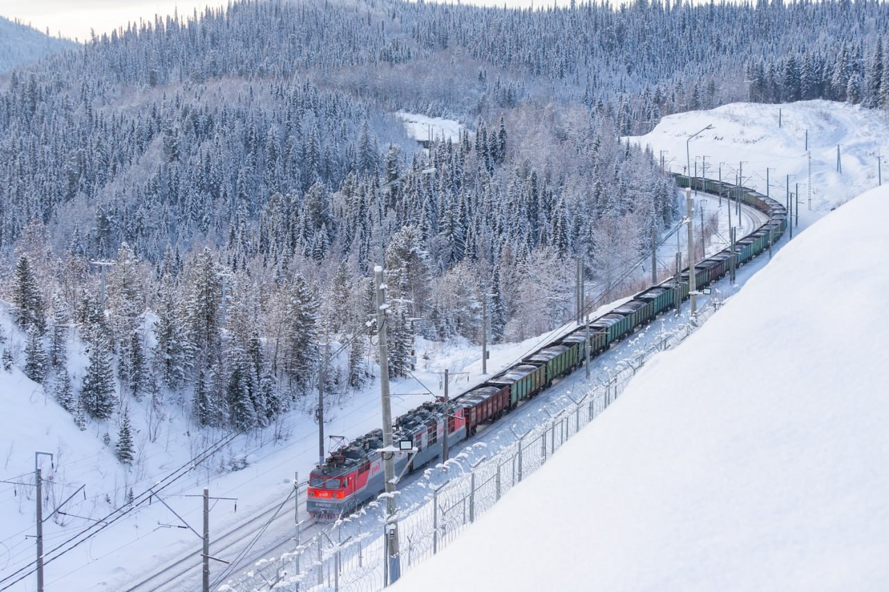 Погрузка на КрасЖД составила 71 3 млн тонн в январе ноябре Это на 2 1 меньше чем за аналогичный период прошлого года Динамика меняется под влиянием ряда внешних факторов и отражает временные структурные изменения происходящие в экономике страны По итогам 11 месяцев по объёмам лидируют 1 каменный уголь 51 9 млн тонн 2 нефть и нефтепродукты 4 8 млн тонн 3 руда цветная и серное сырьё 4 6 млн тонн 4 руда железная и марганцевая 1 6 млн тонн Грузооборот который характеризует объём выполненной работы с учётом расстояния перевозки с начала года увеличился на 3 8 Напомним в зону обслуживания КрасЖД входят территории Красноярского края Республики Хакасии частично Кемеровской и Иркутской областей