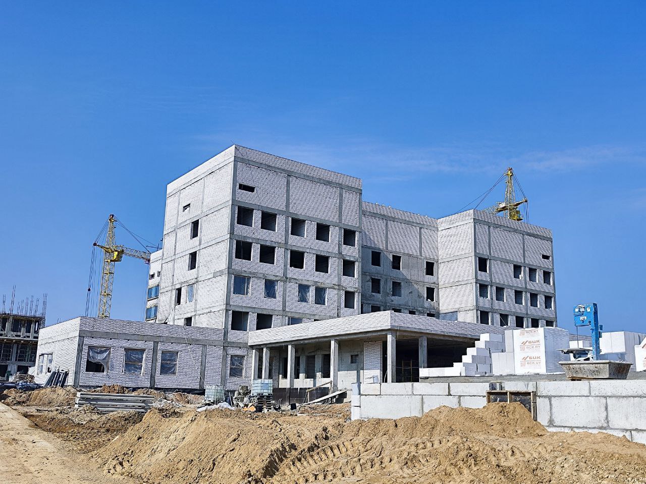 В Гродно продолжается возведение новой больницы. Строительство важнейшего для города учреждения развернулось в марте 2024 года. Площадку посетил Глава государства Александр Лукашенко и поручил возвести объект за два года. Начальник управления здравоохранения Гродненского облисполкома Людмила Кеда: строящаяся больница заменит две - № 2 и № 3. В больнице №3 будет областной онкодиспансер, а здания больницы № 2 уже не соответствуют санитарно-техническим условиям. Новая клиника рассчитана на 502 койко места отделений терапевтического профиля: два пульмонологических, два кардиологических, гастроэнтерологическое, эндокринологическое, неврологическое и реанимационное. Предусмотрена установка двух КТ, МРТ и ангиографического комплекса. РУП «Медтехника» Минздрава сейчас проводит закупку оборудования - этот процесс идет параллельно со строительными работами. С начала года начали прорабатывать вопрос кадрового обеспечения - часть специалистов направили на переподготовку.