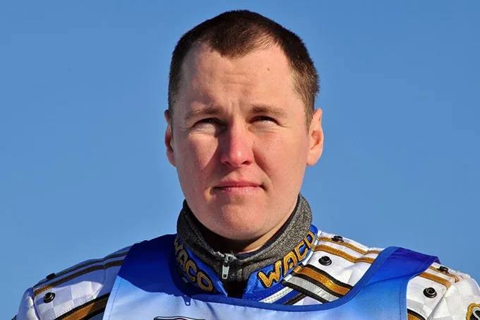 Погибшим в ДТП с грузовиками мужчиной оказался 20-кратный чемпион мира по мотогонкам на льду, уфимский мотогонщик Николай Красников - Башинформ Моя Уфа. Подписаться Прислать новость