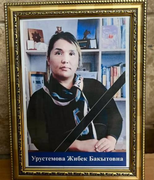 По поручению председателя ГКНБ Камчыбека Ташиева сегодня в штаб квартире госкомитета была проведена встреча со старшим сыном погибшей Урустемовой Жибек Урустемовым Бекжаном Об этом сообщает пресс центр ведомства По его данным по итогам встречи принято решение об оказании содействия детям Жибек Урустемовой по всем имеющимся трудностям в том числе по вопросам обеспечения жильем погашения ипотечного кредита по месту проживания членов семьи трудоустройства старшего сына обеспечения оплаты обучения всех троих детей погибшей Вопрос находится на особом контроле у главы ГКНБ говорится в сообщении По словам Камчыбека Ташиева у погибшей был охранный ордер но милиционеры не приняли никаких мер Трагедия произошла из за халатности правоохранителей службы безопасности и прокуратуры Поэтому мы будем тщательно расследовать это преступление и обязательно рассмотрим ответственность милиционеров сказал он Председатель спецслужб предупредил что если подобные факты повторятся в каком либо районе селе городе руководство органов местного самоуправления милиционеров сотрудников ГКНБ и прокуратуры привлекут к ответственности Подписаться на news24kg Связаться с админом news24kg admin