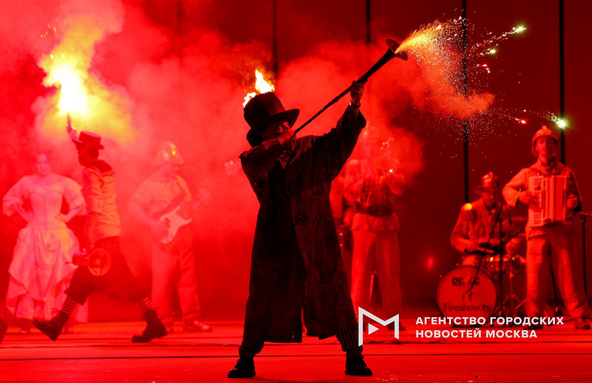 Сильный шум в новогоднюю ночью может закончиться для москвичей штрафом предупреждает юрист Дело в том что в столице действует закон о тишине и на Новый год он тоже распространяется Так что даже в ночь на 1 января лучше шуметь умеренно чтобы потом не платить до 2 тысяч рублей штрафа пояснил Агентству Москва ассистент кафедры административного права и процесса МГЮА Тургунбой Зокиров Юрист также напомнил что запуск фейерверков с балкона многоквартирного дома запрещен правилами противопожарной безопасности и может повлечь административную ответственность Подпишись на Агентство Москва Мы в МАХ