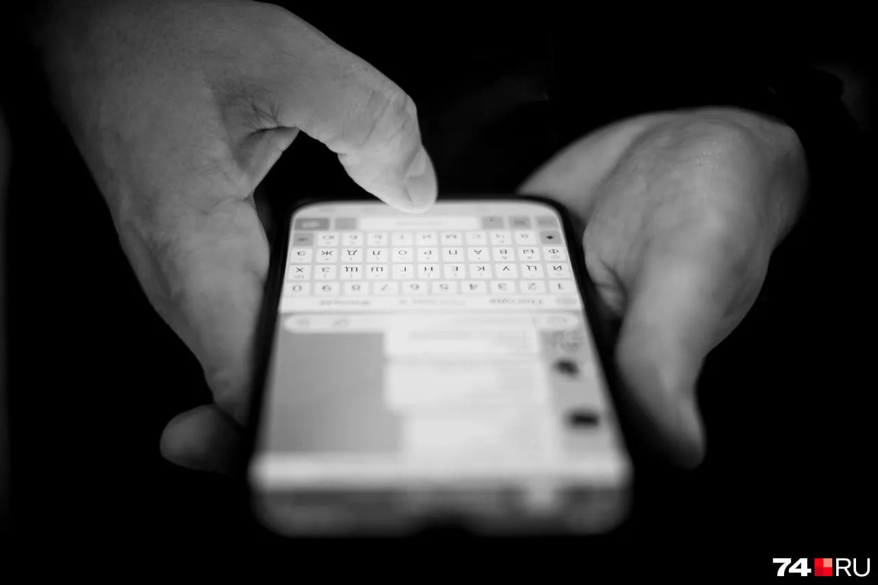 Жительница Владивостока рассказала что по невнимательности попалась на уловки мошенников Ей пришло сообщение в мессенджер MAX от незнакомого номера с вопросом актуально ли ещё её объявление и ссылка на сайт объявлений где у женщины действительно было объявление поэтому она ее открыла После этого посыпались сообщения о том что мы взломали твои Госуслуги и теперь твоими документами занимается нотариус и разные оскорбления Все мы знаем что ссылки и коды нельзя открывать но маму застали в дороге и она не подумав её открыла Мы обратились в МФЦ где учётную запись на Госуслугах удалили Также пришла смс с кодом с Почта Банка в котором мошенники пытались оформить кредит Мы написали заявление в полицию Боимся последствия такой атаки и что ещё нам делать не знаем рассказала читательница родственница пострадавшей Все чаще в редакцию приходят просьбы предупредить приморцев о нарастающем темпе мошеннических схем Чаще всего жалобы поступают на мессенджер MAX но в списке также Telegram Вконтакте и даже обычные СМС О других случаях рассказали в материале  Подписаться в MAX