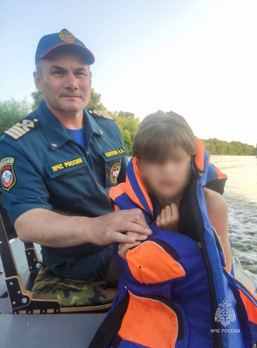 В Курганской области сотрудники МЧС России спасли тонущего ребенка, еще одного ищут   Все произошло на реке Исеть в черте города Далматово. Мальчиков 11 и 12 лет подхватило и унесло течением. Первым тревогу забил рыбак. Он услышал отчаянные крики о помощи.  «Увидели мальчишку, он из последних сил держался за кусты. Подплыли и подняли его в лодку. Он был весь синий от холода, дрожал. Мы передали его врачам», - рассказал сотрудник ГИМС МЧС России Александр Полухин.   Поиски второго мальчика продолжаются. Акваторию обследуют водолазы.