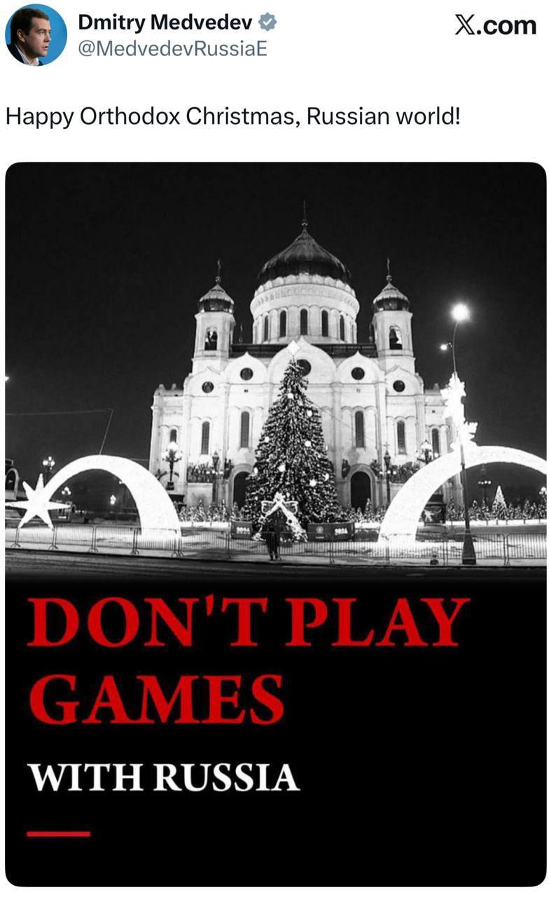 Медведев ответил Белому дому открыткой Не играйте в игры с Россией Медведев опубликовал в X открытку с Храмом Христа Спасителя и надписью на английском Don t play games with Russia Визуально и по стилю она повторяет недавний пост Белого дома с фразой Не играйте в игры с президентом Трампом таким образом отвечая Вашингтону Дмитрий Никотин Подписаться