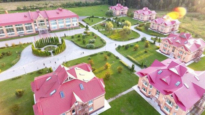 Генпрокуратура требует передать государству лицей основанный семьей Ходорковского Генпрокуратура подала иск о передаче государству лицея интерната Подмосковный в котором учились дети из Норд Оста и Беслана передает ArbatMedia Прислать новость