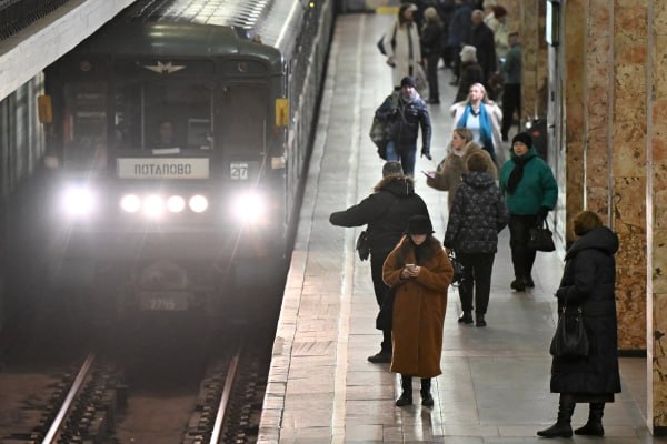 Дептранс рекомендовал столичным автомобилистам пересесть на метро  Сегодня вечером из-за интенсивности движения для поездок по городу лучше использовать общественный транспорт.  В Telegram-канале ведомства отмечается, что локальные затруднения ожидаются в центре столицы, на Третьем транспортном кольце и МКАДе.  «Будьте аккуратны, особенно на мостах и эстакадах. Соблюдайте скоростной режим и дистанцию, не совершайте резких манёвров», — говорится в публикации.  Если поездок на автомобиле не избежать, то лучше отложить их на более позднее время — после 19:00, добавили в департаменте транспорта Москвы.    Подпишись на «Говорит Москва»