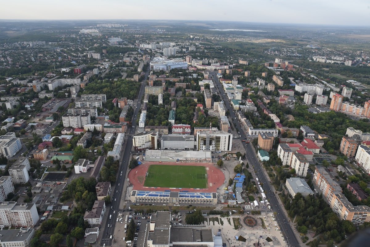 В Курске на улице Менделеева упал тополь Как сообщили в пресс-службе мэрии, на место оперативно выехали глава Сеймского округа Олег Васильев и представители аварийно-спасательной службы. Последние уже убирают дерево с места происшествия. - На месте работает комиссия комитета городского хозяйства по зеленым насаждениям. Электрики уже смонтировали уличные светильники, которые разбились в результате падения дерева, - отметили в горадминистрации. Также деревья упали на улицах Белгородской и Серегина. Возможная причина - резкие порывы ветра.