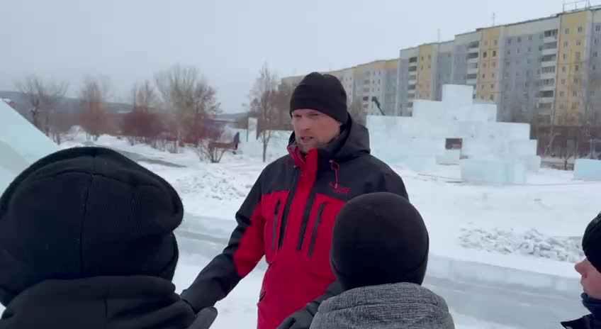 Ледовые городки в Новосибирске и Сургуте готовятся к открытию