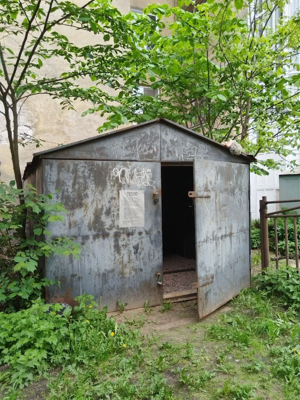 В ККИ еще не решили будут ли сносить галерею видеоарта Гараж Комитет по контролю за имуществом провел обследование и отправляет запросы в органы исполнительной власти по поводу наличия собственников у гаражей на 13 й линии Васильевского острова сообщили изданию Фонтанка в ведомстве Решение о сносе примут после получения информации Галерея Гараж находится в старом гараже около дома 80 на 13 й линии Васильевского острова ККИ передал галерее уведомление с требованием освободить незаконно занимаемый участок до 3 мая рассказывала вчера Бумаге основательница галереи и художница Марина Абаджева Согласно уведомлению после 3 мая гараж собираются снести Сегодня вечером в галерее планируют провести вероятно последний сеанс выставки ужасный пес В соцсетях галереи не появилось никакой новой информации по поводу позиции ККИ Фото телеграм канал галереи Гараж Подпишитесь на наш инстаграм там мы публикуем новости и истории о жизни в Петербурге