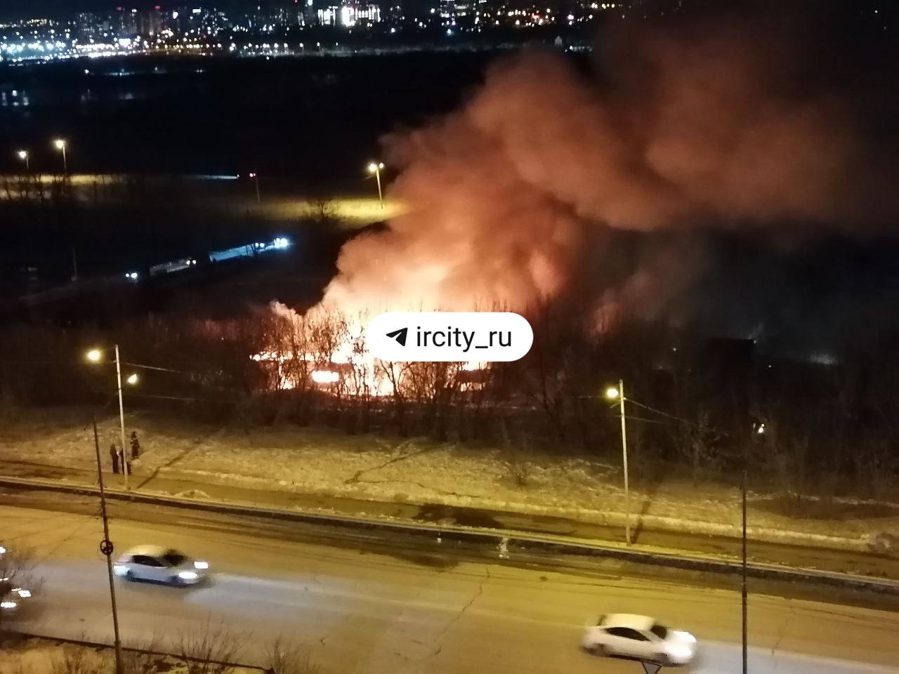 В отеле Байкал Аляска загорелась крыша на 500 квадратах В МЧС сообщили что самостоятельно из здания эвакуировались 20 человек На месте работают 27 огнеборцев и 7 спецмашин Видео от МЧС здесь Читайте IrCity в MAX