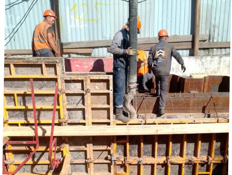 Реконструкция трубопроводов в Иркутске завершится раньше намеченного срока – не 5 декабря, а 31 октября. «Сейчас укладываем трубопровод диаметром 1000 мм методом горизонтально направленного бурения сразу двумя машинами по улице Рабочего Штаба и двумя комплексами методом микротоннелирования по Баррикад. Это позволит нам значительно сократить срок работ», – рассказал директор МУП «Водоканал» Сергей Ващенко.
