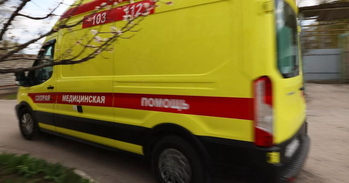 На пляже в Сочи отдыхающие спасли туриста с остановкой сердца У отдыхающего внезапно остановилось сердце, и в течение 40 минут до приезда скорой очевидцы и спасатели непрерывно проводили реанимационные мероприятия — искусственное дыхание и массаж сердца. Прибывшие парамедики еще около 40 минут реанимировали мужчину на месте. Состояние мужчины удалось стабилизировать — сейчас он находится в 4-й городской больнице Сочи. Несколько человек сменяли друг друга, делая искусственное дыхание и массаж сердца, — рассказали очевидцы происшествия. Врачи подтверждают, что столь длительная и слаженная реанимация действительно помогла вернуть пациента к жизни.
