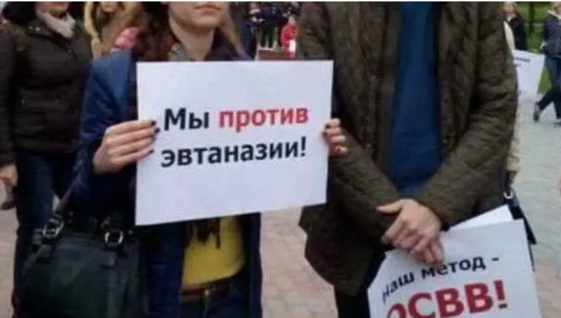 В Забайкалье из закона об эвтаназии исключили эвтаназию Правительство Забайкалья по требованиям законодательства и после протеста прокурора исключило пункты об умерщвлении бездомных собак из порядка введения экстраординарной ситуации в сфере обращения с животными В 2025 году Заксобрание края внесло поправки в закон Об обращении с животными без владельцев на территории Забайкальского края уточняющие понятие экстраординарная ситуация Ранее в 2023 году прокуратура высказывала замечания к проекту закона разрешавшему усыпление бездомных собак при введении экстраординарной ситуации Из документа о порядке введения экстраординарной ситуации исключены два подпункта об умерщвлении нежизнеспособных больных и невостребованных собак а также о правилах утилизации трупов животных В этих случаях инициируется отлов собак включая стерилизованных и меченых размещается информация о животных в ПВС отловленных собак помещают в приюты ставят на карантин ищут владельцев стерилизуют и прививают Если хозяин не находится в течение шести месяцев или собака будет признана социально опасной из за агрессии её передадут в пункт временного содержания Решение об эвтаназии в обновлённом порядке больше не предусмотрено Критериями для введения экстраординарной ситуации являются карантин из за болезней гибель человека от нападения бездомных животных или нападение собак на ребёнка появление рядом с социальными объектами стай из четырёх и более бездомных собак при условии что пострадало не менее 0 025 жителей этой территории Забайкалье Подписывайтесь на Недальний Восток в Max