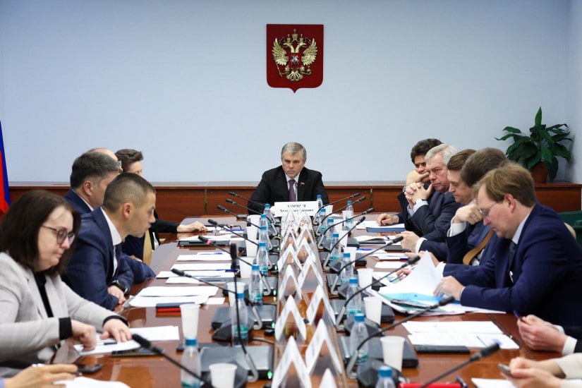 Парламентарии и эксперты согласовали направления совершенствования земельного законодательства В Москве прошёл круглый стол на тему перевода земельных участков из одной категории в другую и определения видов их разрешённого использования Заседание провёл заместитель председателя Комитета СФ по аграрно продовольственной политике и природопользованию Белан Хамчиев В обсуждении приняли участие сенаторы представители федеральных и региональных органов власти эксперты Межпарламентскую Ассамблею СНГ представила секретарь Постоянной комиссии по аграрной политике природным ресурсам и экологии Наталия Амбурцева Участники рассмотрели вопросы совершенствования регулирования перевода земель муниципального земельного контроля учёта сельхозугодий и изъятия неиспользуемых участков По итогам круглого стола рекомендовано ускорить рассмотрение ряда законопроектов поправки в закон О государственной регистрации недвижимости в части внесения в ЕГРН сведений о границах сельскохозяйственных угодий поправки в закон Об обороте земель сельскохозяйственного назначения в части совершенствования процедуры изъятия земель сельхозназначения поправки в закон О развитии сельского хозяйства и отдельные законодательные акты в части установления возможности упрощенного изменения целевого назначения земель необходимых для развития сельского туризма Подписывайтесь на Парламенты СНГ