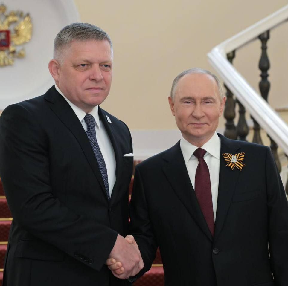 Премьер-министр Словакии Роберт Фицо заявил, что поддержит референдум об отмене антироссийских санкций. В начале мая активисты из Словакии передали в канцелярию президента петицию об отмене рестрикций против РФ. При необходимых 350 тыс. им удалось собрать более 395 тыс. подписей. "Если такой референдум будет, то я его спокойно поддержу, говорю за себя", – заявил Роберт Фицо на местном телевидении.