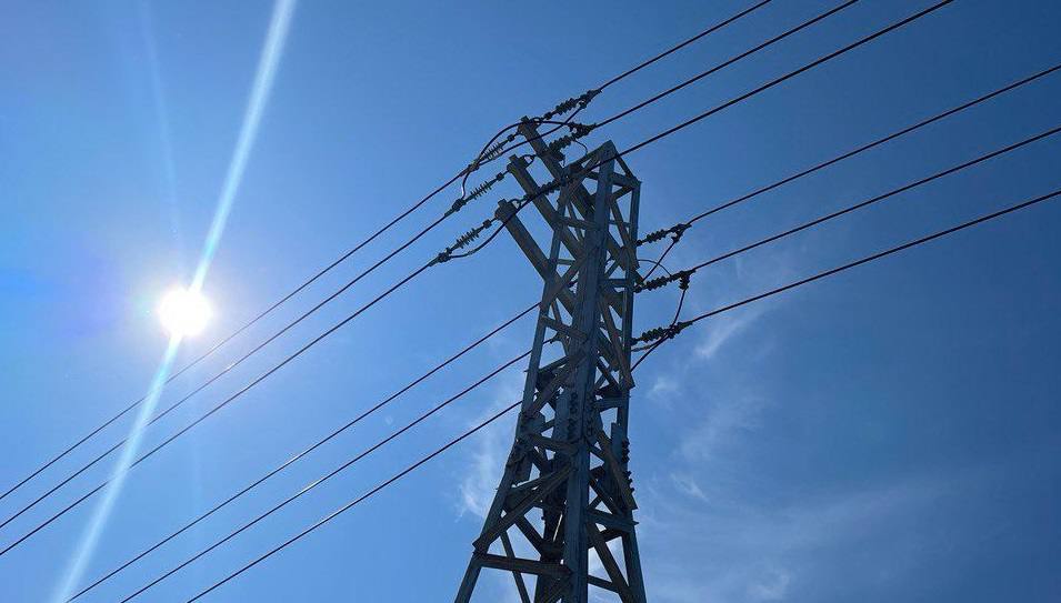 Три гибридных энергокомплекса с солнечными панелями построят в Якутии в 2026 году В 2026 году в труднодоступных поселениях Якутии Усть Куйге Куйдусуне и Синске планируют ввести в эксплуатацию три автоматизированных гибридных энергокомплекса АГЭК Каждый комплекс объединяет высокоэффективную дизельную электростанцию солнечные панели и систему накопления энергии управляемые единой автоматизированной системой Подробнее читайте по ссылке Фото пресс служба ЦЭС ПАО Якутскэнерго yk24 ru в MAX Telegram ВК VK Видео