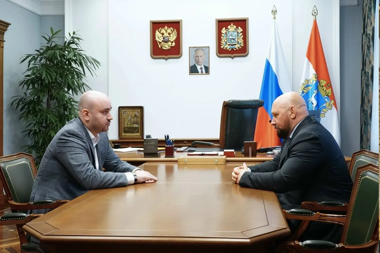 Губернатор Вячеслав Федорищев поддержал Владимира Кошелева в решении участвовать в праймериз Единой России Во вторник 12 мая губернатор Вячеслав Федорищев провел рабочую встречу с депутатом Государственной Думы РФ Владимиром Кошелевым Стороны обсудили проблематику возможности и направления развития строительной сферы региона Всегда когда принимаем решения по бюджету по развитию строительного комплекса жилищно коммунального хозяйства с вами советуемся вы работаете в профильном комитете в Государственной Думе и при этом как человек очень хорошо знающий Самару Самарскую область построивший здесь один из самых благополучных микрорайонов хорошо чувствуете ситуацию отметил губернатор Мы сейчас принимаем ряд решений в строительном блоке прошу вас более активно подключиться к работе в этом направлении в целом вижу что ваши знания опыт могут быть более применимы в жизни Самарской области Сейчас нам необходимо максимально мобилизовать все силы и средства с тем чтобы вместе единым фронтом проходить все препятствия и использовать существующие возможности для развития Первый заместитель председателя комитета Госдумы по строительству и ЖКХ Владимир Кошелев сообщил главе региона секретарю регионального отделения партии Единая Россия Вячеславу Федорищеву о намерении участвовать в процедуре предварительного голосования Единой России весной 2026 года Он уже лично подал необходимые документы в региональный оргкомитет Мне не понаслышке знакомы все проблемы в сфере жилищно коммунального хозяйства строительстве и задачи которые вы ставите подчеркнул депутат За годы работы в Госдуме я приобрел достаточно высокую экспертность и опыт в законотворчестве Любой закон это инструмент который должен работать на благо людей каждой семьи каждого жителя нашего региона Поэтому я принял абсолютно осознанное решение подать заявку на предварительное голосование от партии Единая Россия написал заявление о вступлении в партию И если население нашего региона окажет мне доверие с огромной отдачей буду трудиться на благо Самарской области чтобы качество жизни семей улучшалось и чтобы как вы ставите задачу наш регион служил примером для всей нашей страны с точки зрения прозрачности тарифов хорошего качества услуг которые должны оказывать управляющие компании в наших населенных пунктах Владимир Кошелев коренной самарец прошел путь от простого токаря на куйбышевском заводе до политика федерального уровня является кандидатом экономических наук экспертом в сфере жилищного строительства Губернатор поддержал решение депутата подчеркнув что оно укрепит региональную команду Очень рад что вы такое решение приняли Как секретарь регионального отделения партии Единая Россия полностью его поддерживаю Вам в процедуре предварительного голосования желаю успеха И по ее итогам если все будет благополучно люди вас поддержат то будем вместе планировать дальнейшую работу резюмировал Вячеслав Федорищев Ирина Быкова ГТРК Самара MAX lВК lОК lСАЙТ