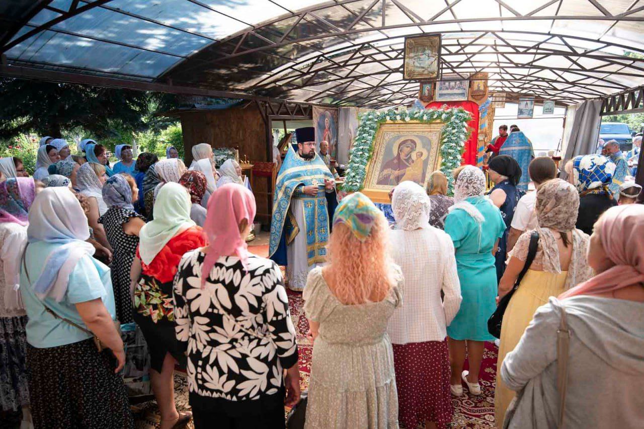 Сегодня в приход храма великомученика Георгия Победоносца в Гомеле доставили чудотворную икону Югской Божией Матери  Соборное богослужение возглавил Архиепископ Гомельский и Жлобинский Стефан.  Святыня будет находиться в приходе храма до 26 октября.