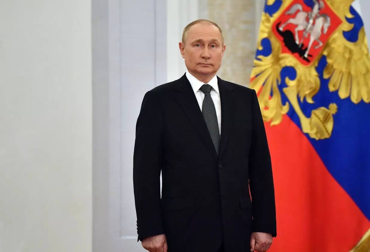 Владимир Путин в приветствии участникам True Tech Day выразил уверенность, что конференция послужит укреплению технологического суверенитета РФ. "Уверен, что нынешняя конференция, собравшая в очном и онлайн-форматах десятки тысяч участников, позволит выйти на конкретные инициативы и совместные прорывные проекты, которые обязательно будут востребованы", — отметил президент. Путин подчеркнул, что мероприятие по праву считается знаковым событием для российских и зарубежных специалистов в сфере IT.