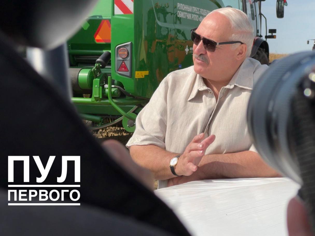 "Крестьяне - молодцы в этом году". Президент высоко оценил работу аграриев во время уборочной  Глава государства заметил, что погодные условия в этом году выдались непростыми. Проливные дожди могут сменяться засухой, что накладывает определенные требования на работу аграриев.   "Скажу откровенно: крестьяне - молодцы в этом году. Мы люди такие, славяне: если сложнее, мы начинаем напрягаться и работать по-настоящему, - обратил внимание Александр Лукашенко. - В этом году молодцы как никогда. Я вот это чувствую".