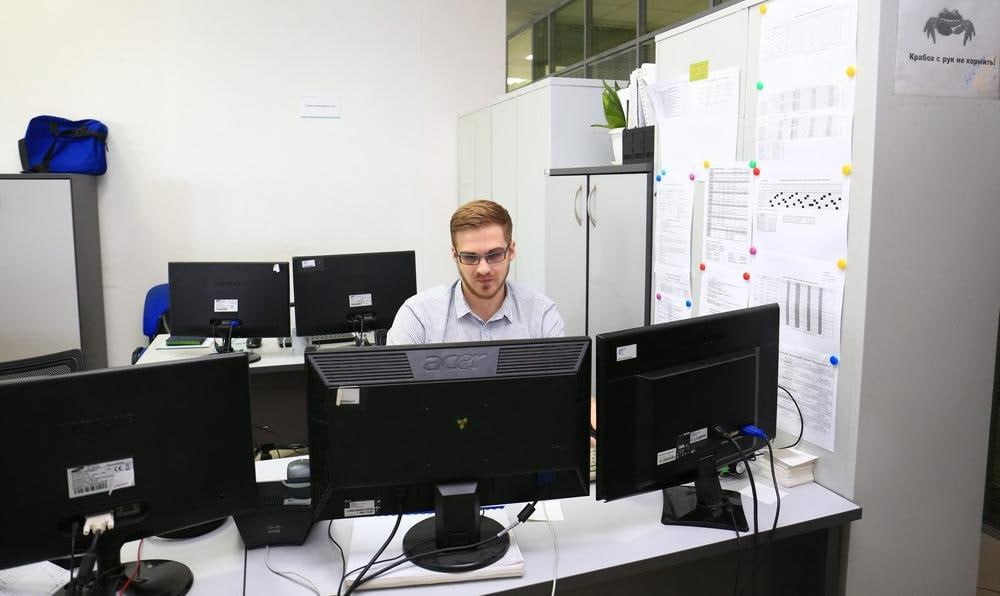 Зумеры не хотят серую зарплату как желает работать новосибирская молодёжь В Новосибирске свободный или гибкий график выбирают 42 работающих в возрасте 25 лет В топ 3 самых популярных форматов занятости вошли подработка частичная и временная занятость полностью удалённый график Среди самых популярных форматов занятости подработка частичная и временная занятость полностью удалённый график Самые юные соискатели 14 17 лет предпочитают свободное посещение без привязки к конкретным дням 20 и гибридный график 18 лишь 4 готовы работать в офисе полный день сообщили Горсайту аналитики hh ru Молодёжь выделяет несколько факторов которые снижают их интерес к работе в компании Среди них отсутствие конкретных требований и обязанностей 73 постоянные переработки 64 негативные отзывы сотрудников 57 неэтичное общение на собеседовании 55 и слишком длинный перечень требований 41 Негативную реакцию также вызывают неофициальное трудоустройство высокая текучесть кадров по 38 и запрет на удалёнку или гибкий график 35 Подписаться на канал