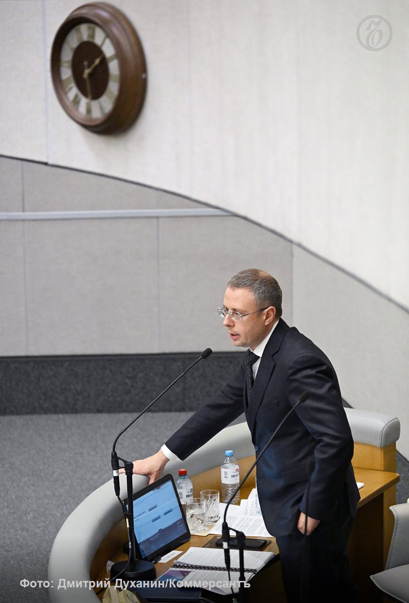 ФАС получит инструмент позволяющий отстранять региональных тарифных чиновников за системные нарушения Почти через год после внесения службой соответствующего предложения правительство одобрило и направило в Госдуму поправки к КоАП вводящие безальтернативную дисквалификацию за повторные нарушения для сотрудников тарифных комиссий Существующие сегодня штрафы 50 тыс руб несопоставимы с коррупционной емкостью отрасли и чиновникам выгоднее понести административную ответственность но поддержать включение в тарифы необоснованных затрат Правительство согласившееся на опережающий рост тарифов в ближайшие годы добивается эффективности расходования собранных средств на модернизацию ЖКХ а системные нарушители эту цель дискредитируют Подписывайтесь на Ъ Оставляйте бусты