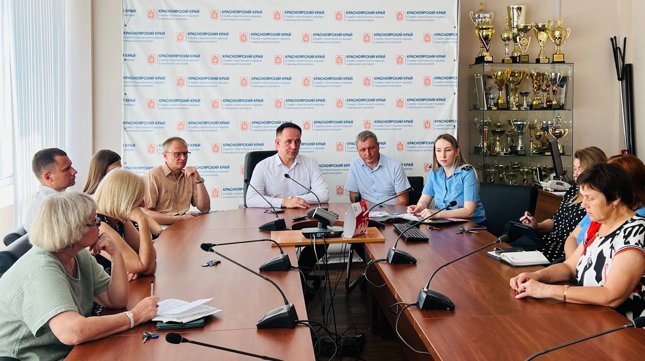 Безопасность в интернете В службе прошла встреча с представителем Прокуратуры края по кибербезопасности, где обсудили последние данные о киберугрозах и инцидентах в регионе. Благодаря встречи мы узнали о безопасном поведении в интернете и защите от мошенничеств. Поддерживая глобальный доступ к информации, интернет также представляет опасности, поэтому призываем вас быть внимательными и бдительными!