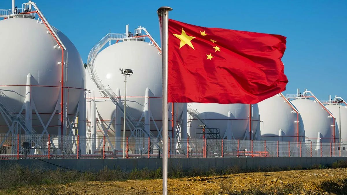 В 2025 году Газпром впервые поставил в Китай больше газа чем в Европу компания GAZP По предварительным данным в 2025 году Газпром поставил в Китай по газопроводу Сила Сибири 38 8 млрд куб м газа на 24 8 выше показателя 2024 года Таким образом компания экспортировала в Китай больше трубопроводного газа чем суммарно в страны европейского дальнего зарубежья включая Турцию jkinvest news jkinvest