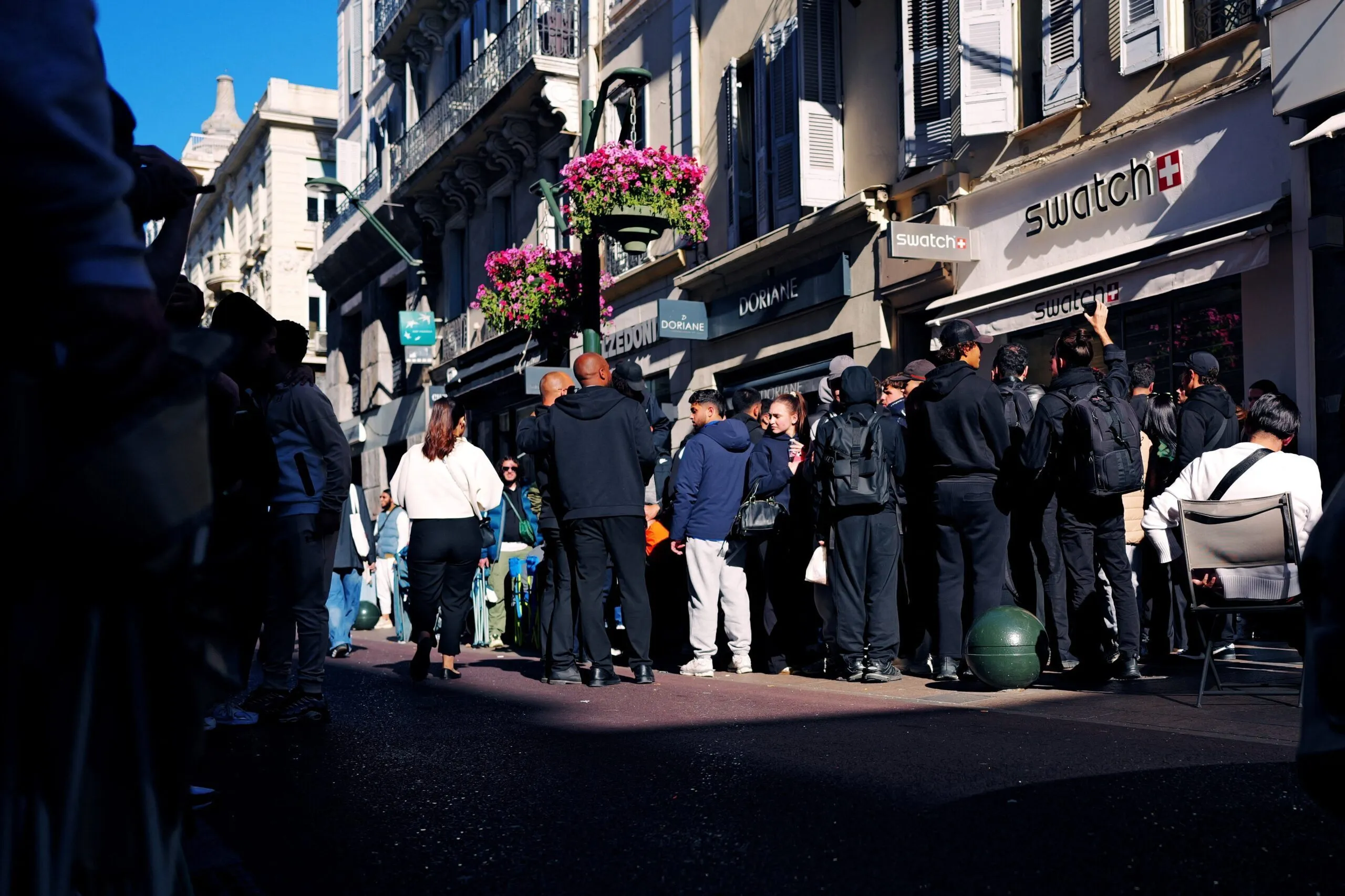Полиция перекрыла магазин Swatch на paseo de Gràcia из за ажиотажа вокруг Royal Pop В субботу утром на paseo de Gràcia в Барселоне развернулась неординарная сцена около 300 человек выстроились в очередь у магазина Swatch чтобы приобрести лимитированную коллекцию часов Royal Pop созданную совместно с Audemars Piguet Массовое скопление покупателей привело к тому что магазин не смог открыть двери для обеспечения порядка на место прибыли сотрудники Mossos d Esquadra и патрули Guardia Urbana Новости Барселона russpain com news v barselone massovaya ochered iz za limitirovannoj kollekcii swatch i audemars piguet 460456